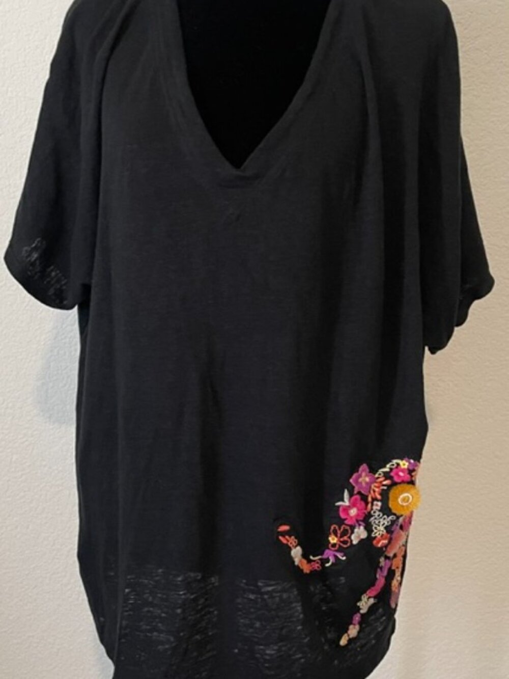 Women's Chico's V-Neck Short Sleeve Blouse with Elephant Embellishment Size XL